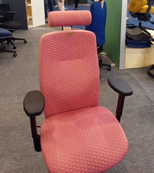 Découverte de sièges ergonomiques au salon Préventica Lyon : des pistes pour adapter l’assise au poste de travail.