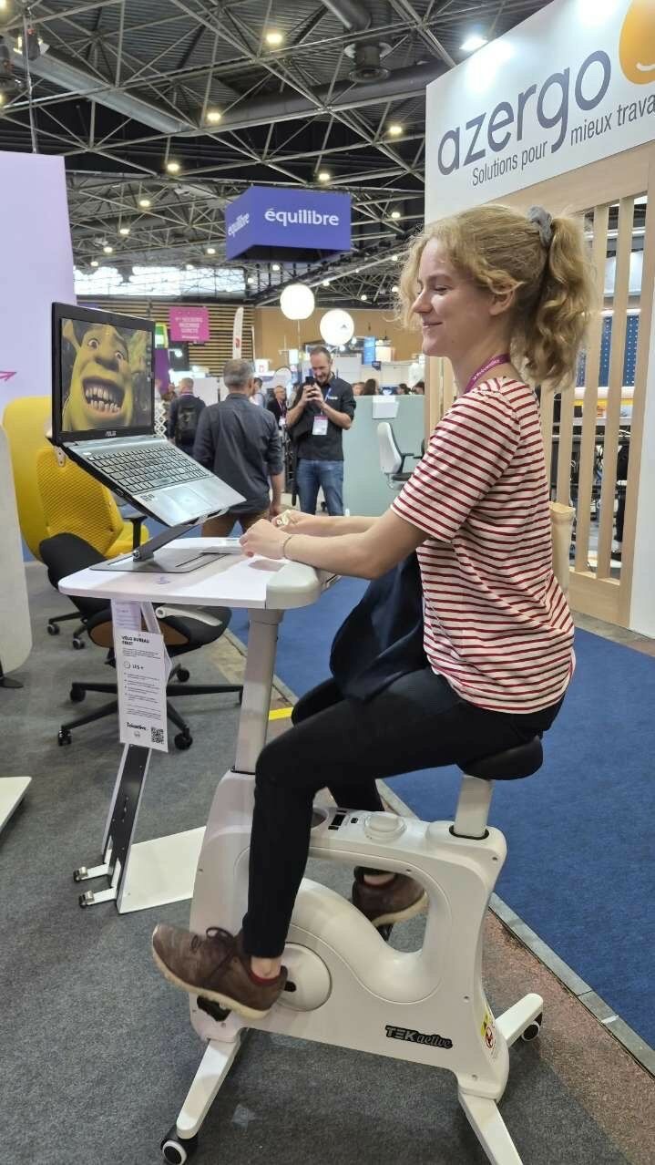 Essai d’un vélo de bureau permettant de pédaler tout en utilisant un poste informatique.