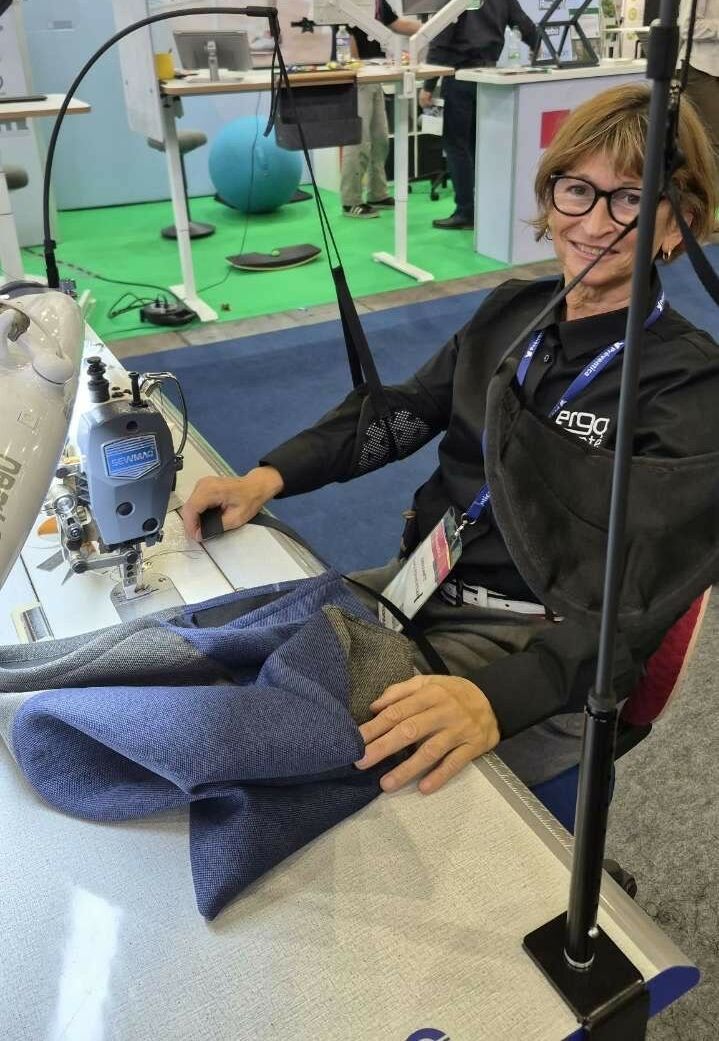 Essai de dispositifs de soutien des bras pour mieux comprendre leur utilisation lors d’une activité de couture.